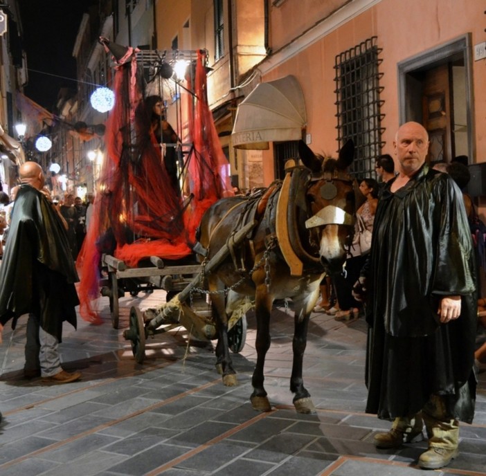Loano rivive la caccia alle streghe con la Festa delle Basüe