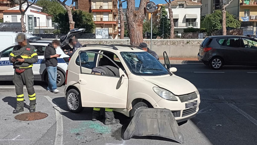Microcar ribaltata a Pietra Ligure dopo l'impatto con uno scooter: una donna ricoverata in codice giallo (FOTO) Microcar ribaltata a Pietra Ligure dopo l'impatto con uno scooter: una donna ricoverata in codice giallo (FOTO)