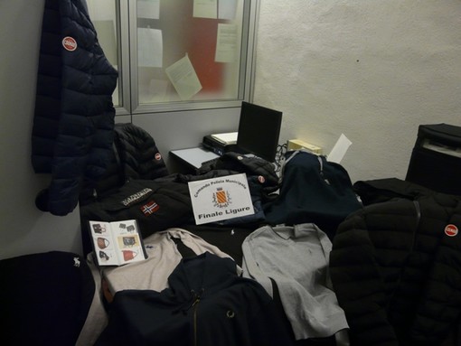 Finale, nuovo blitz della Municipale sul lungomare: sequestrati decine di false griffe Finale, nuovo blitz della Municipale sul lungomare: sequestrati decine di false griffe