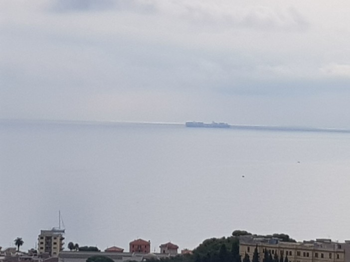 La super nave porta container 'MSC Daniela' in transito nel mare savonese