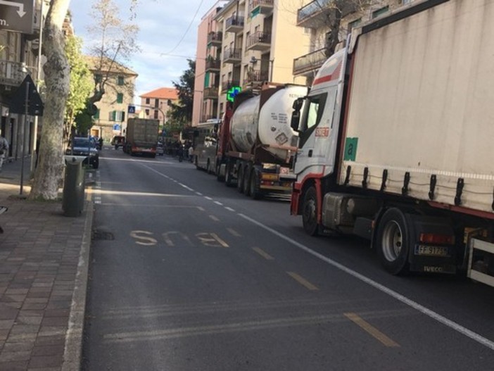 Stop al transito dei mezzi pesanti sull'Aurelia in uscita dal casello di Albisola: firmata l'ordinanza Stop al transito dei mezzi pesanti sull'Aurelia in uscita dal casello di Albisola: firmata l'ordinanza