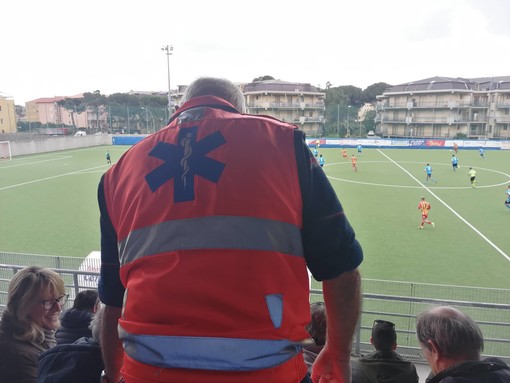 Malore durante il derby Pietra-Finale, intervento dei militi di Pietra Soccorso Malore durante il derby Pietra-Finale, intervento dei militi di Pietra Soccorso