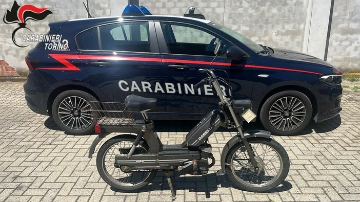 Gli rubano il motorino a 16 anni a Vado, dopo 42 anni il mezzo restituito al proprietario grazie ai carabinieri