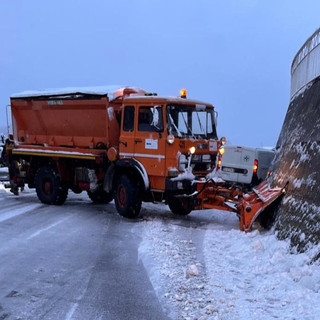 Mezzo spazzaneve intraversato sulla Sp 28 bis