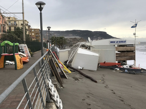 La mareggiata colpisce Pietra Ligure e Loano (FOTO e VIDEO) La mareggiata colpisce Pietra Ligure e Loano (FOTO e VIDEO)
