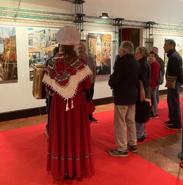 &quot;Viaggio nel realismo emozionale&quot;, un successo di pubblico la mostra dell'artista valbormidese Tiziana Tardito a Caramagna Piemonte