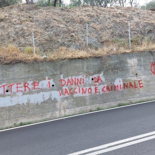 "Omettere i danni da vaccino è criminale". A Savona tornano le scritte no vax sui muri di via Valloria (FOTO)