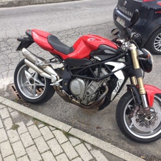 Forza posto di blocco e colpisce carabiniere: arrestato centauro 27enne