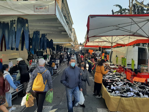 Il mercato del lunedì di Savona (immagine di repertorio)
