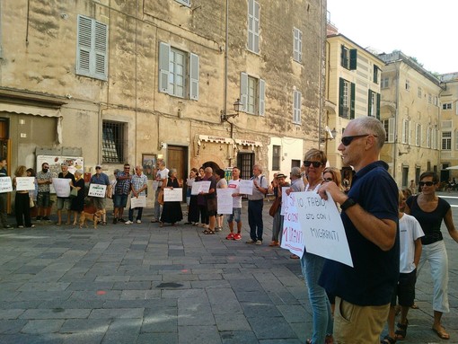 Oggi Albenga, Imperia, Sanremo, Loano (e non solo) "stavano con i migranti" (FOTO e VIDEO) Oggi Albenga, Imperia, Sanremo, Loano (e non solo) "stavano con i migranti" (FOTO e VIDEO)