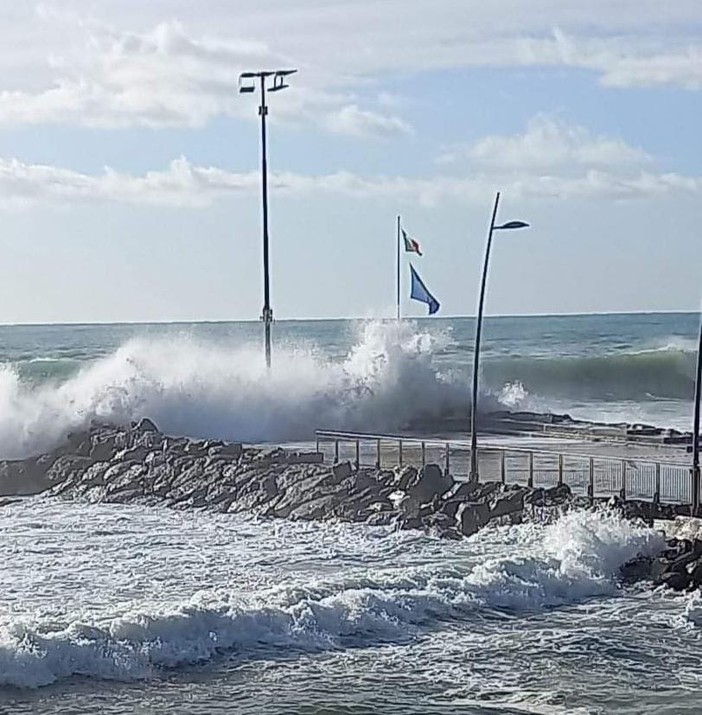 Mareggiata a Varazze, prolungata l'ordinanza di chiusura di moli e lungomare Europa