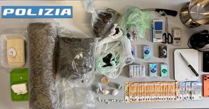 Savona, in casa oltre 3 chili di droga nascosti in cucina e nel frigorifero: arrestato un 19enne Savona, in casa oltre 3 chili di droga nascosti in cucina e nel frigorifero: arrestato un 19enne