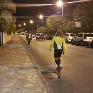 Passano da Alassio gli "eroi" della Milano-Sanremo a piedi (FOTO e VIDEO)