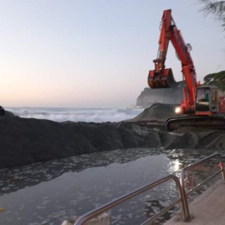 Celle, il mare continua a sferzare il paese: sospeso il lavoro degli escavatori sul Ghiare (FOTO e VIDEO) Celle, il mare continua a sferzare il paese: sospeso il lavoro degli escavatori sul Ghiare (FOTO e VIDEO)