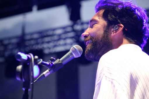 Dall'introspezione col cammino all'esordio letterario, Maurizio Carucci si racconta: "Viaggio per guardare il mondo con occhi nuovi e fare pace con le fragilità"