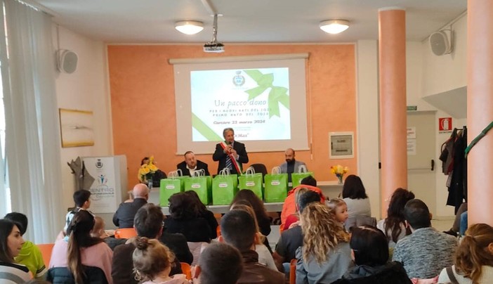Carcare, un pacco dono per i bimbi nati nel 2023 e al primo nato di quest'anno