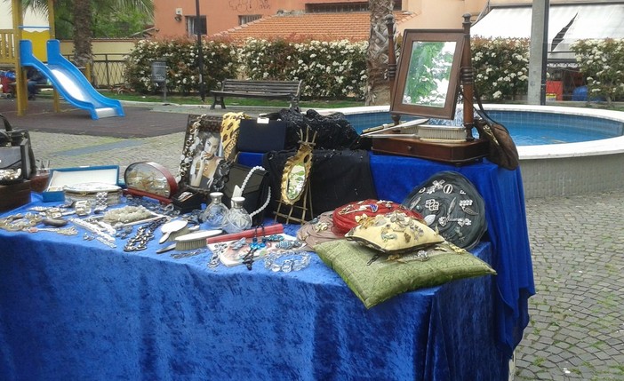 Loano, in corso Europa torna il Mercatino di Antichità e Collezionismo Loano, in corso Europa torna il Mercatino di Antichità e Collezionismo