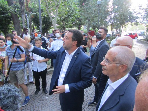 Savona, c'è Salvini in piazza del Popolo: "Questi spazi sono anche delle mamme, non solo di chi spaccia" Savona, c'è Salvini in piazza del Popolo: "Questi spazi sono anche delle mamme, non solo di chi spaccia"