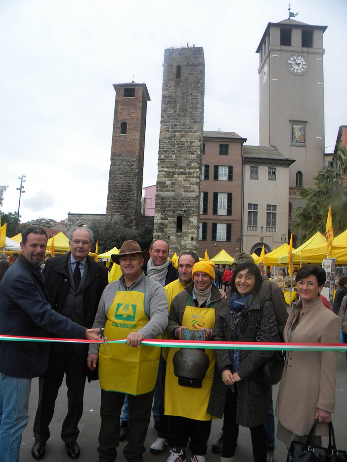 Savona, sotto le Torri del Brandale arrivano i prodotti di Campagna Amica a Km 0 Savona, sotto le Torri del Brandale arrivano i prodotti di Campagna Amica a Km 0