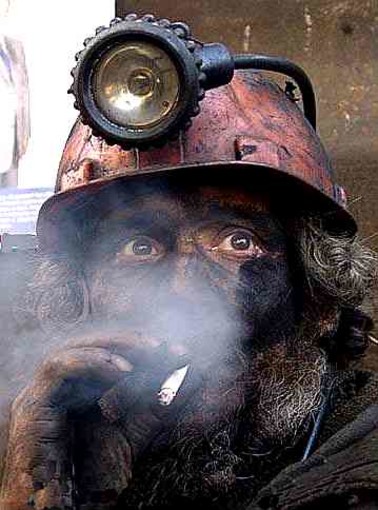 Il carbone si morde la lurida coda: India, centinaia di minatori intrappolati per il mega-blackout elettrico Il carbone si morde la lurida coda: India, centinaia di minatori intrappolati per il mega-blackout elettrico