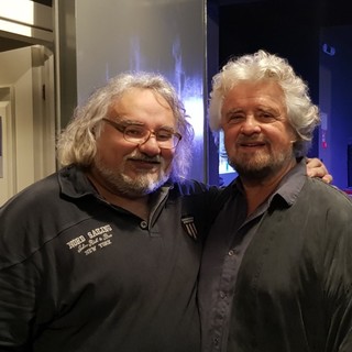 La foto postata dal comico genovese sul suo profilo Facebook per salutare l'amico scomparso La foto postata dal comico genovese sul suo profilo Facebook per salutare l'amico scomparso