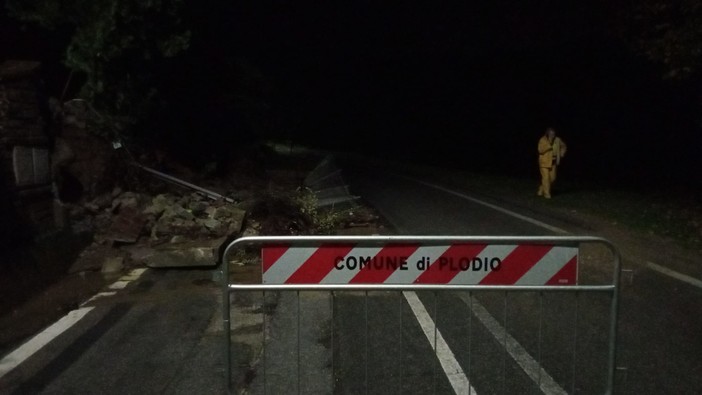 Plodio, il muro di cinta di una casa crolla sulla Sp 11 (FOTO) Plodio, il muro di cinta di una casa crolla sulla Sp 11 (FOTO)