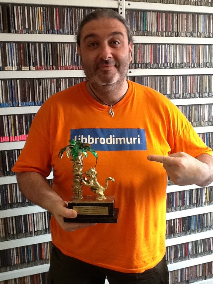 Massimo Morini con il premio del Festival di Sanremo