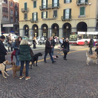 Un momento della manifestazione "pro cani" a Savona