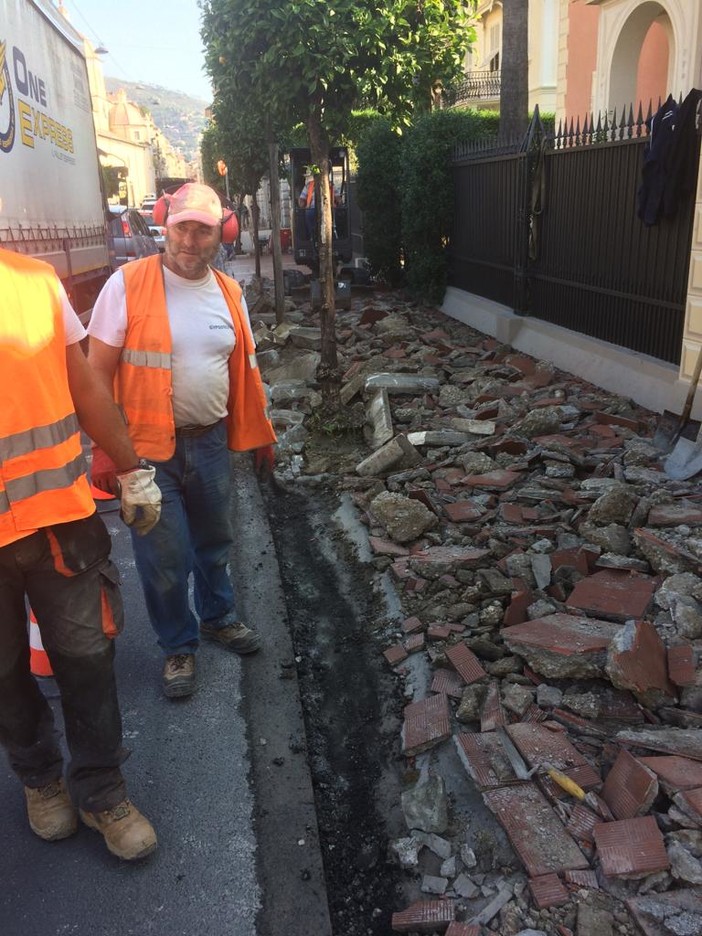 Lavori in corso ad Alassio con il restyling dei marciapiedi di via Mazzini e via Torino
