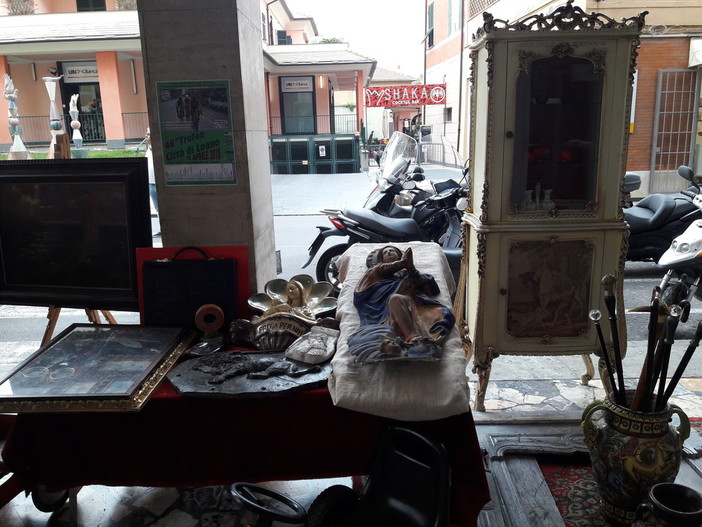 Domenica mercatino dell'antiquariato a Loano