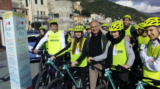 Cerimonia di consegna “ufficiale” a Laigueglia delle 15 Mtb nell’ambito dell’iniziativa “Uno sport per amico” Cerimonia di consegna “ufficiale” a Laigueglia delle 15 Mtb nell’ambito dell’iniziativa “Uno sport per amico”
