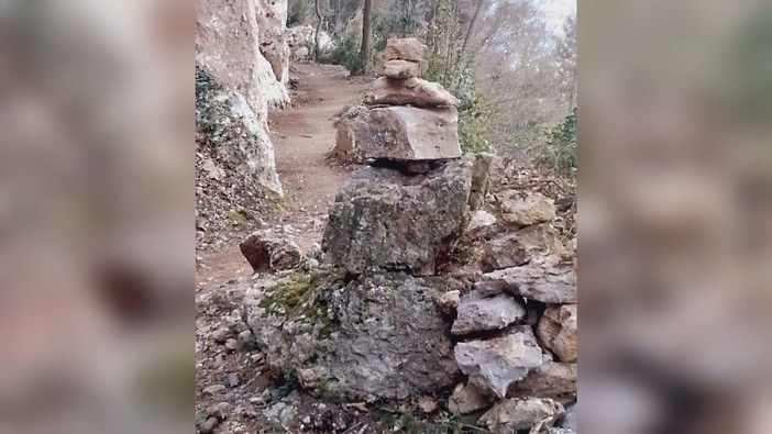Un menhir segnaletico sui sentieri del finalese Un menhir segnaletico sui sentieri del finalese
