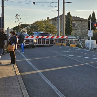 Auto bloccate tra le sbarre del passaggio a livello a Loano, il sindaco Lettieri: "Necessario lo spostamento a monte della ferrovia"