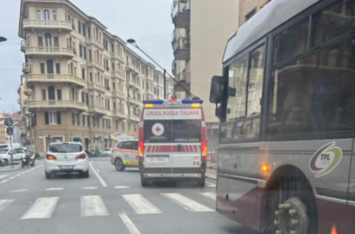 Savona, anziano va in arresto cardiaco mentre si trova sul bus: intervento salvavita dei soccorritori