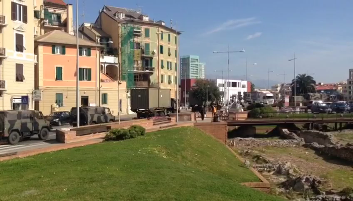 Nuova colonna di veicoli dell'Esercito di passaggio a Savona