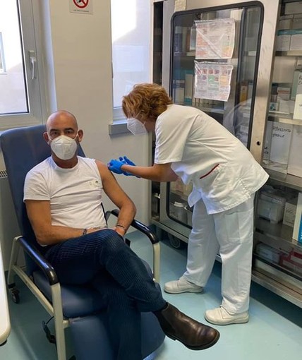 Covid, Bassetti riceve la terza dose: "Non possiamo permetterci 7 milioni di persone non vaccinate" Covid, Bassetti riceve la terza dose: "Non possiamo permetterci 7 milioni di persone non vaccinate"