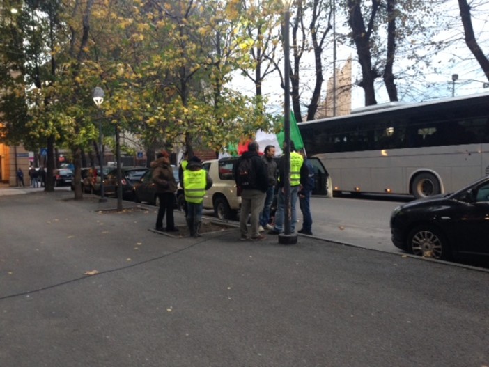 Forconi impiantati a Savona: inizia la manifestazione in piazza del Popolo