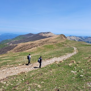 Nuova segnaletica per i sentieri del Parco Alpi Liguri: investimento per la valorizzazione e messa in sicurezza degli itinerari