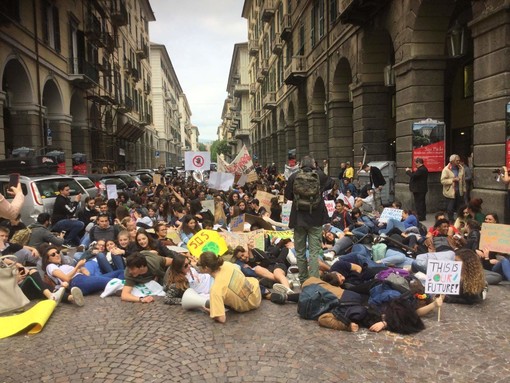 Fridays For Future, "Il mondo crolla, crolliamo anche noi": un flash mob in via Paleocapa a Savona (FOTO e VIDEO)