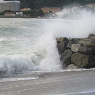 Maltempo, in arrivo un'intensa mareggiata. L'allerta dalla Regione: "Valutiamo richiesta per stato di emergenza" Maltempo, in arrivo un'intensa mareggiata. L'allerta dalla Regione: "Valutiamo richiesta per stato di emergenza"