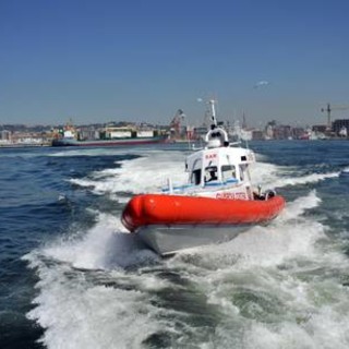 Soccorsa dalla Capitaneria di Porto barca a vela con motore ausiliario in difficoltà tra Varazze e Piani d'Invrea