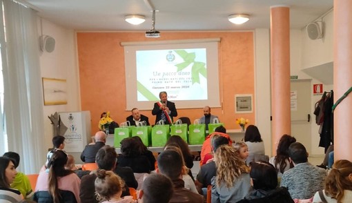 Carcare, un pacco dono per i bimbi nati nel 2023 e al primo nato di quest'anno