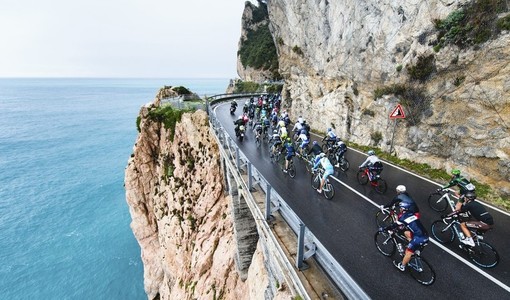 É il giorno della Milano-Sanremo senza il savonese: quanti ricordi tra i passaggi in autostrada con caduta e il transito alle Manie