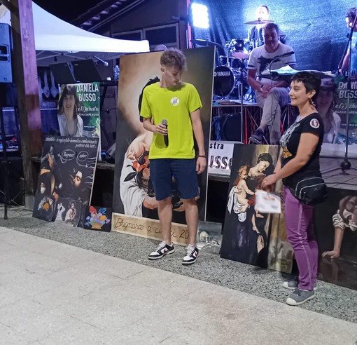 L'artista valbormidese Monica Porro terza classificata nel concorso di pittura estemporanea "Bagnasco a Colori"