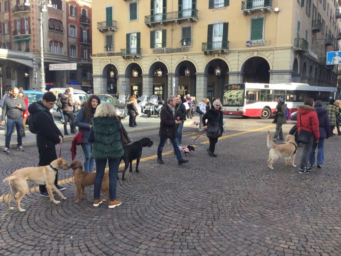 Un momento della manifestazione "pro cani" a Savona Un momento della manifestazione "pro cani" a Savona
