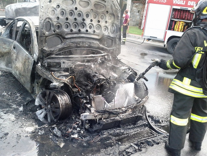 Savona, vettura in fiamme in centro Maschio