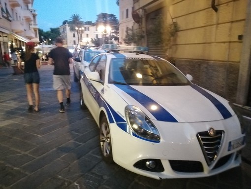 Albenga, sorpreso con 10 dosi di eroina, cerca di gettarsi nel rio in regione Arroscia: arrestato 30enne dalla Polizia Locale Albenga, sorpreso con 10 dosi di eroina, cerca di gettarsi nel rio in regione Arroscia: arrestato 30enne dalla Polizia Locale