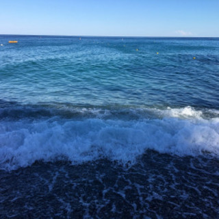 Gestione spiagge libere: Albenga posiziona i cartelli provvisori, a breve quelli definitivi