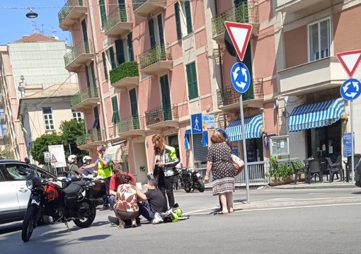 Cade con la moto a Zinola: centauro in codice giallo al San Paolo