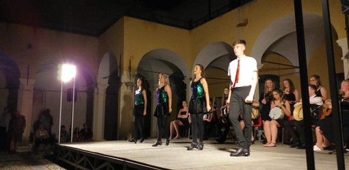 Albenga: successo per la visita agli affreschi e il concerto di musica e danze irlandesi Albenga: successo per la visita agli affreschi e il concerto di musica e danze irlandesi
